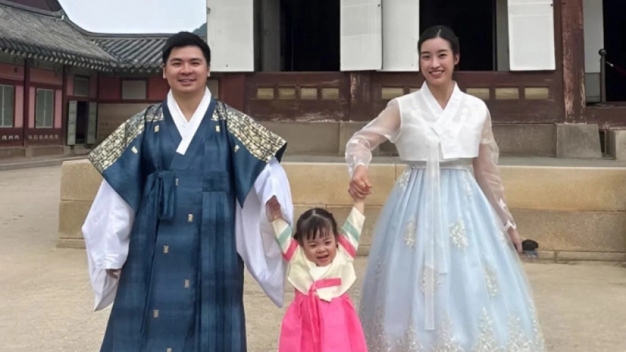 Sao Việt 22/9: Hoa hậu Đỗ Mỹ Linh hạnh phúc bên chồng con khi du lịch Hàn Quốc