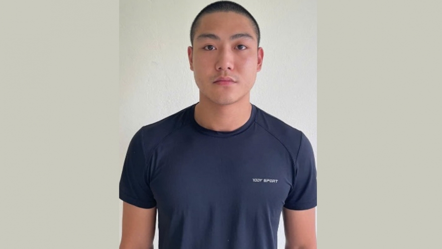 Cầm dao hành hung bạn gái náo loạn quán bi-a