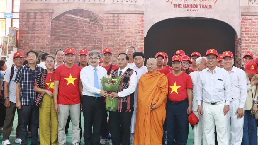 Hà Nội đón tiếp đại biểu các tỉnh, thành về dự Lễ kỷ niệm 80 năm Quốc khánh