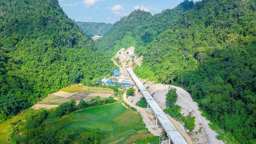 Thi công xuyên lễ trên công trường cao tốc Đồng Đăng -Trà Lĩnh