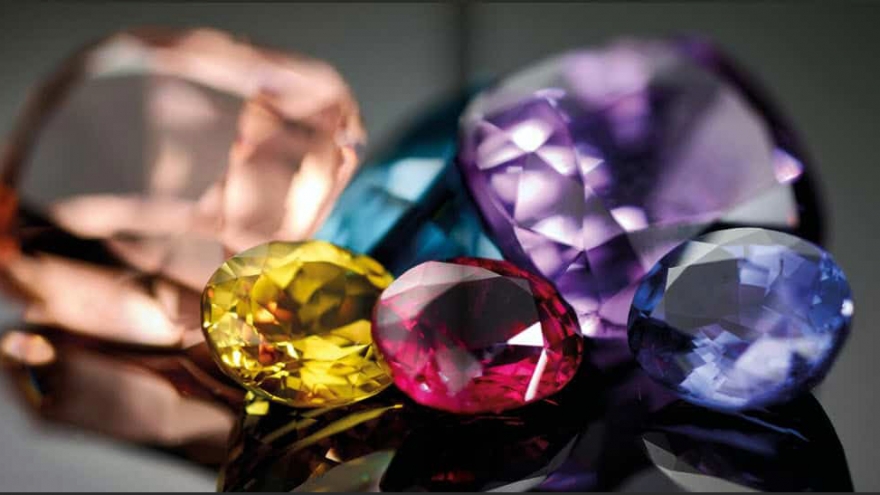 Xuất nhập cảnh có kim khí quý, đá quý trị giá từ 400 triệu đồng phải khai báo