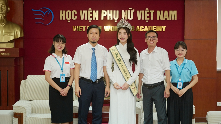 Hoa hậu Trâm Anh tri ân thầy cô trong ngày khai giảng