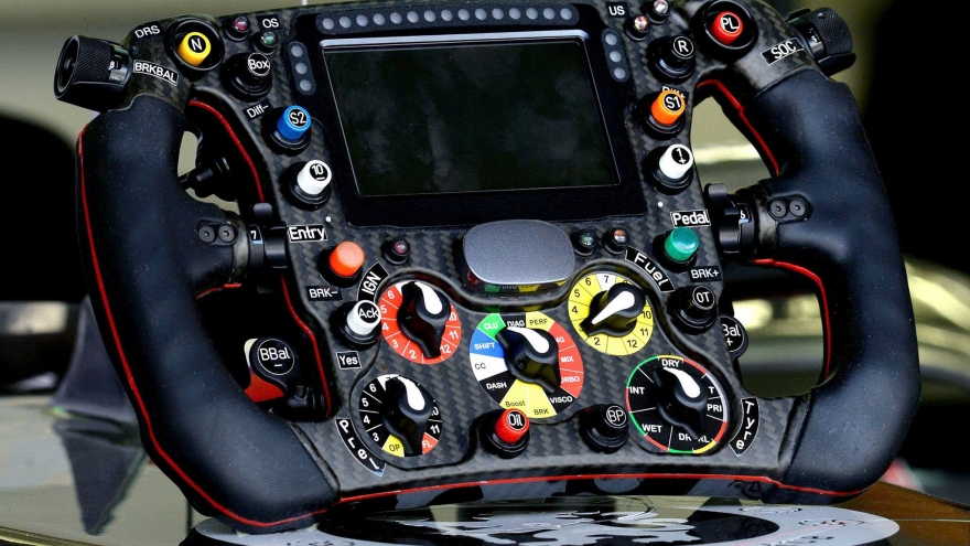 Nút bấm vô lăng F1 và những chức năng ít ai biết