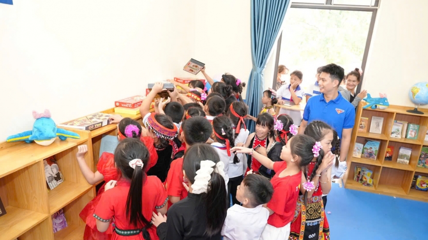 Vietnam Airlines trao tặng thư viện và 500 chăn ấm cho học sinh Tuyên Quang