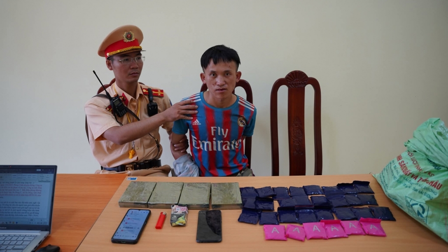 Bắt giữ đối tượng vận chuyển 4 bánh heroin, 6.000 viên ma túy tổng hợp