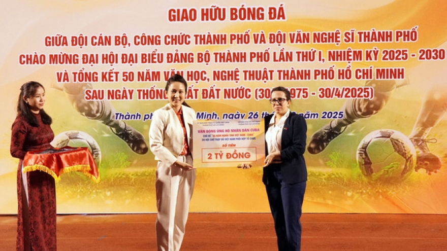 HCM City’s officials, artists play charity football match for Cuba