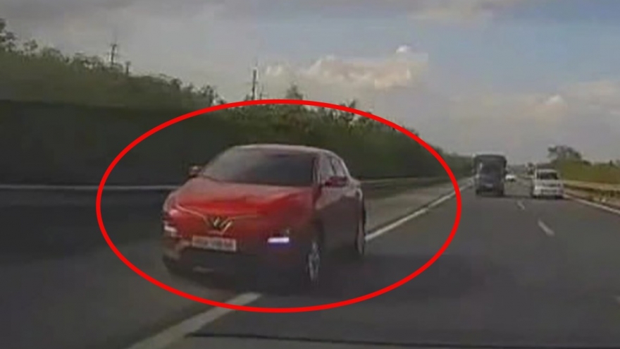 Từ phản ánh của người dân, CSGT xử phạt tài xế ô tô đi vào làn khẩn cấp cao tốc