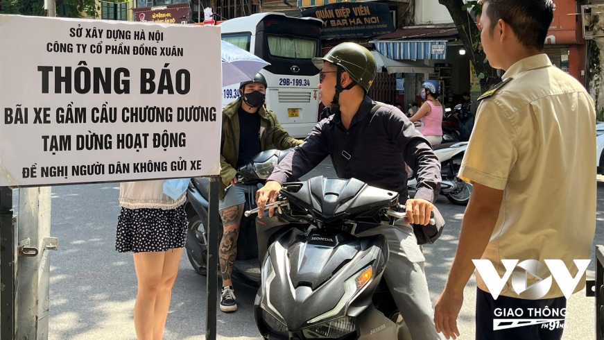 Xóa bãi trông xe dưới gầm cầu, nhiều chủ xe lo lắng không biết gửi ở đâu
