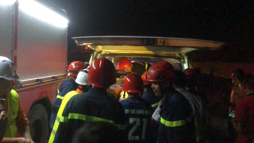 Tai nạn trên cao tốc La Sơn-Túy Loan, cảnh sát đập cửa kính cứu 11 nạn nhân