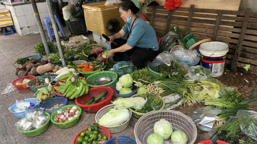 Giá rau xanh ở Hà Nội đắt ngang thịt, người tiêu dùng “ù tai, hoa mắt”
