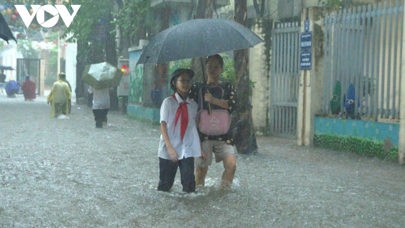 Hà Nội cho học sinh toàn thành phố nghỉ học ngày mai 1/10 vì mưa bão