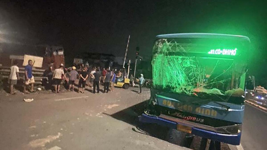 Xe buýt húc văng xe tải đang dừng chờ đèn đỏ vào đường ray tàu hỏa