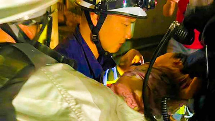 Giải cứu 1 người phụ nữ và 2 trẻ em mắc kẹt trong ngôi nhà cháy trong đêm ở Hà Nội