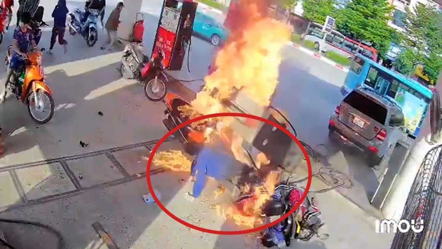 Ô tô Mercedes rồ ga húc đổ trụ bơm, gây cháy dữ dội cây xăng tại Hà Nội