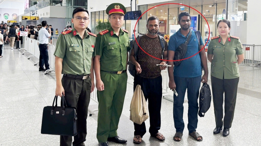 Khởi tố giám đốc công ty tổ chức cho người khác ở lại Việt Nam trái phép