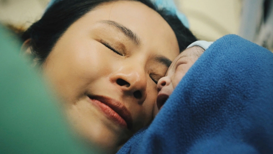 Sao Việt 19/9: Hoa hậu Ngọc Hân sinh con trai đầu lòng