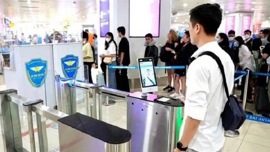 Thủ tướng: Từ 15/9 hướng dẫn hành khách thu nhận sinh trắc học để lên tàu bay