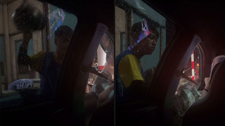 Người đàn ông đập phá xe taxi, hành hung tài xế giữa đường tại TP.HCM