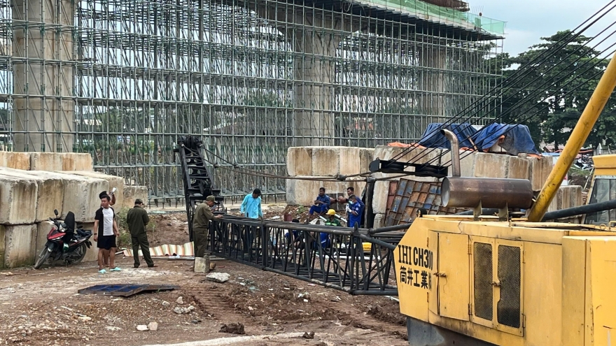 Sập cần cẩu ở Vành đai 3 làm hai công nhân thương vong