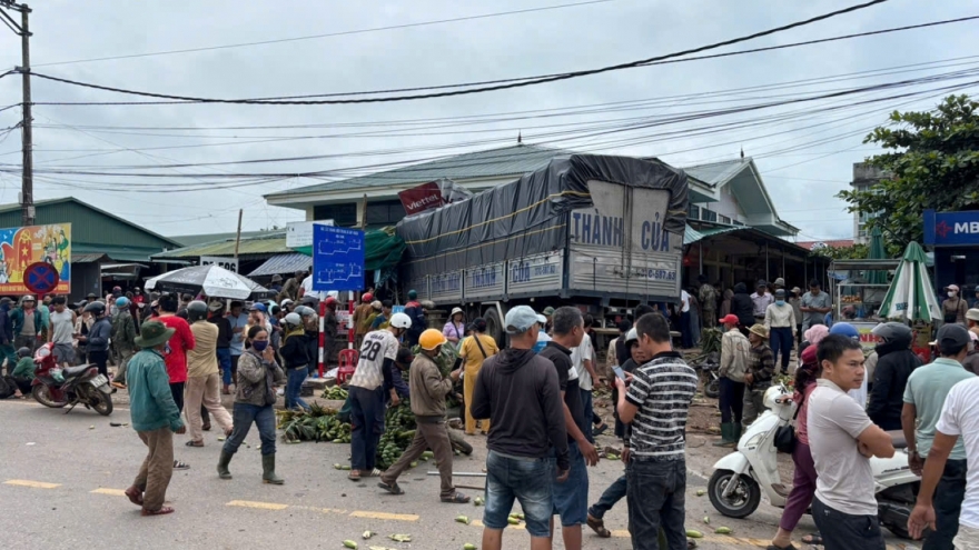 Xe tải mất lái lao vào chợ Tân Long, Quảng Trị làm 3 người chết, 3 người bị thương