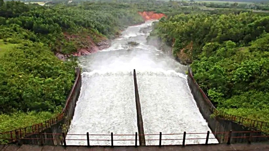 Nhiều hồ chứa ở Hà Tĩnh điều tiết xả tràn đón bão số 10