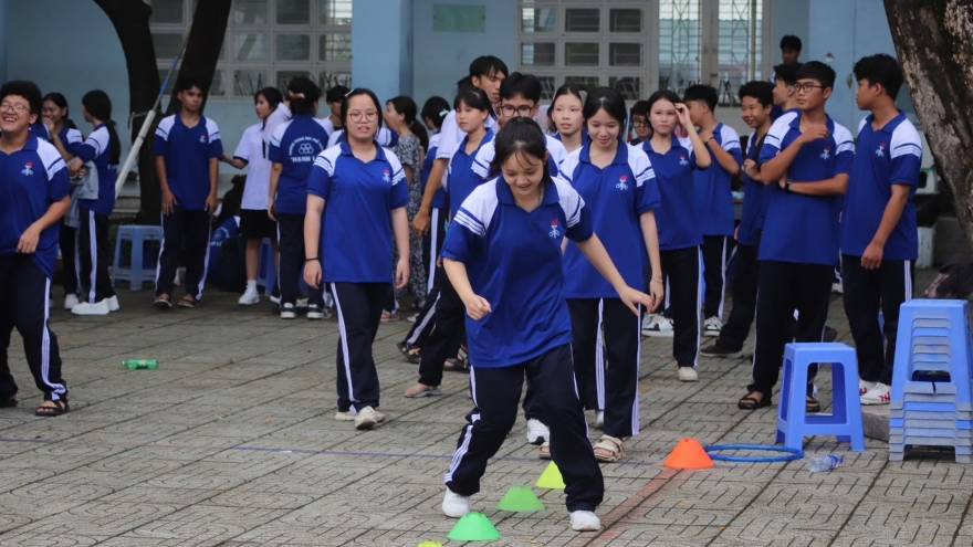 TP.HCM sẽ hạn chế học sinh dùng điện thoại giờ ra chơi từ 2026