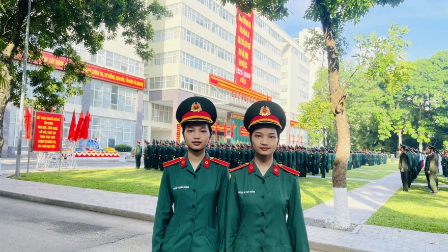 Chị em song sinh cùng đạt 30 điểm vào Học viện Quân y