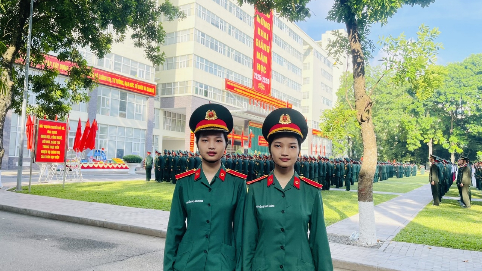 Chị em song sinh cùng đạt 30 điểm vào Học viện Quân y