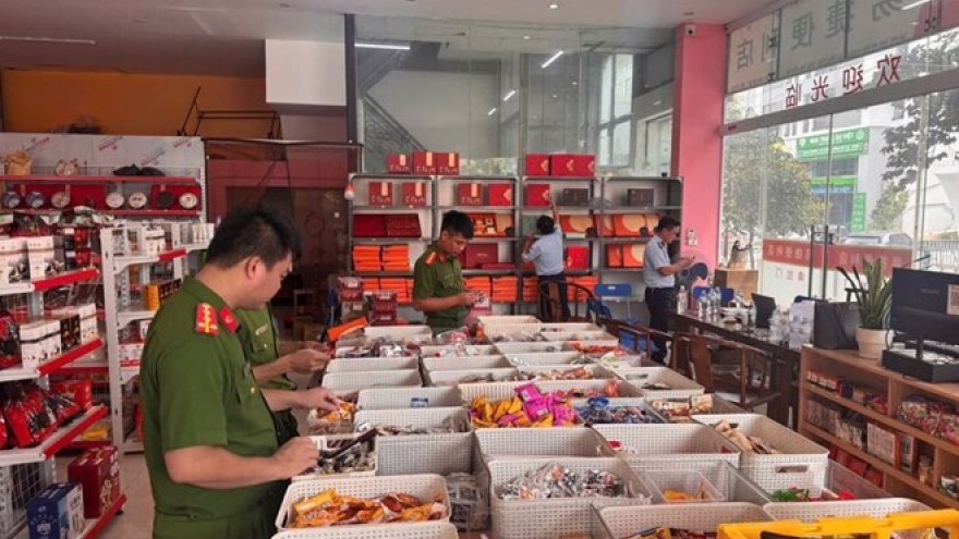 Phát hiện hàng trăm túi thực phẩm không rõ nguồn gốc ở Hưng Yên