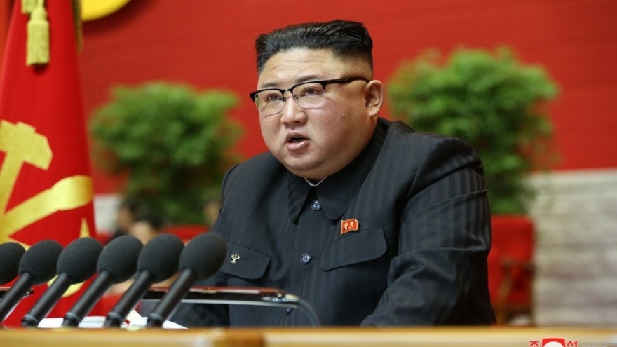 Nhà lãnh đạo Triều Tiên Kim Jong Un thị sát dây chuyền sản xuất tên lửa mới