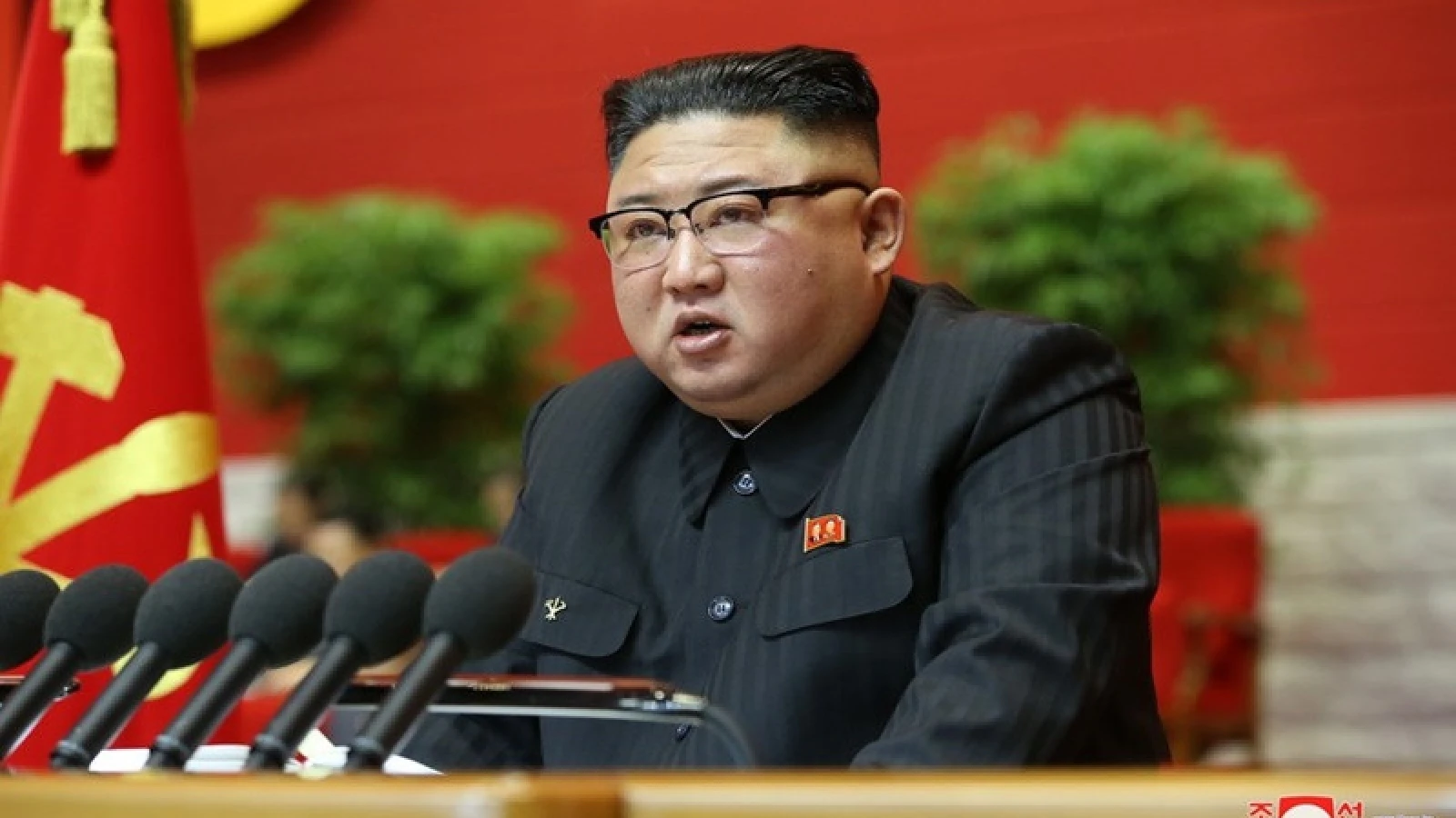 Nhà lãnh đạo Triều Tiên Kim Jong Un thị sát dây chuyền sản xuất tên lửa mới