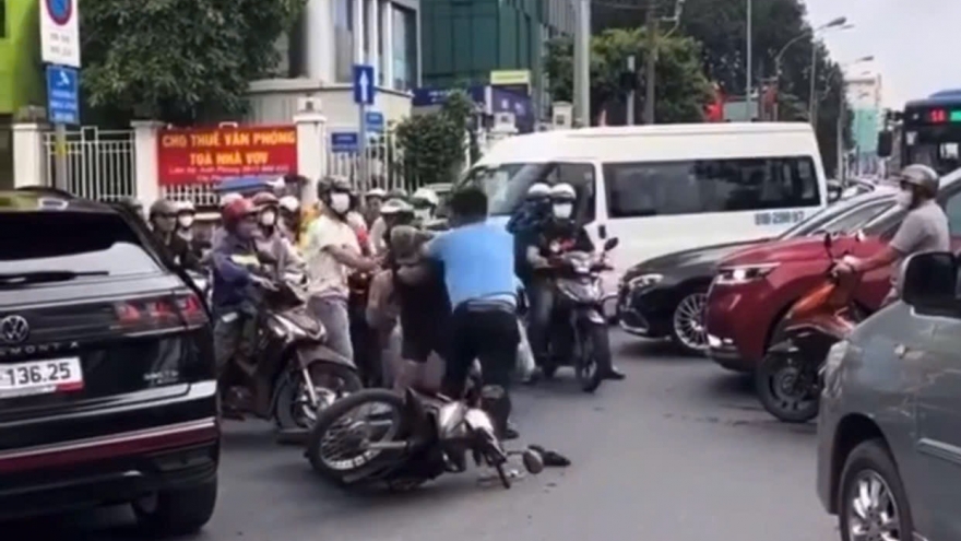 Clip cụ ông bị hành hung giữa trung tâm TP.HCM gây bức xúc