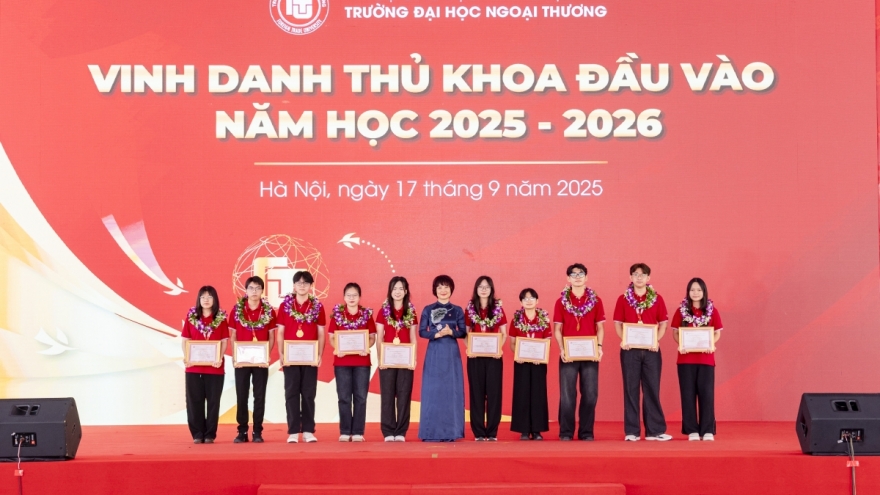 Thủ khoa toàn quốc gây "bão mạng" đã nhập học trường đại học nào?