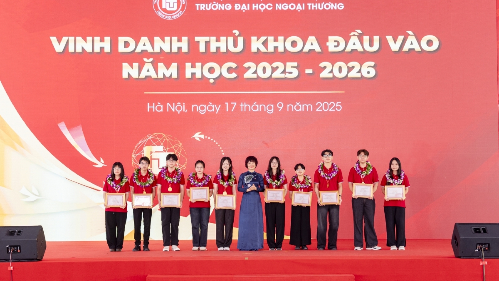 Thủ khoa toàn quốc gây "bão mạng" đã nhập học trường đại học nào?