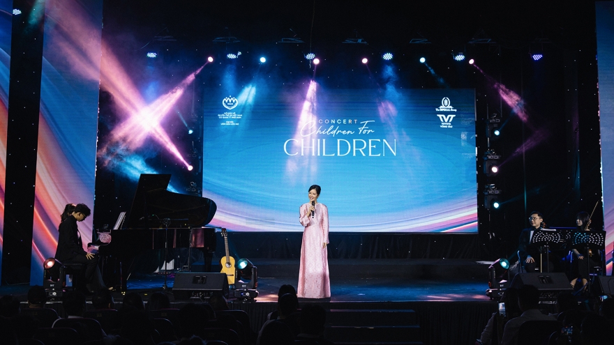 Diva Hồng Nhung xúc động hát “Cho con”, được con trai Hà Kiều Anh đệm đàn