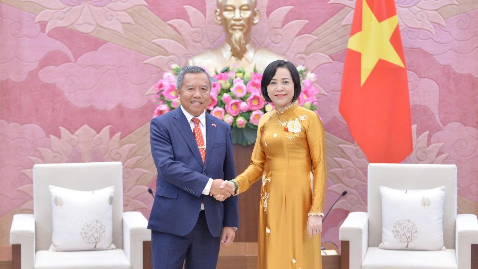 Phó Chủ tịch Quốc hội Nguyễn Thị Thanh tiếp Hội Hữu nghị Lào - Việt Nam