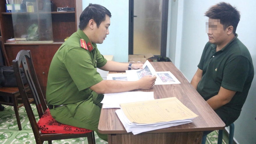 Tạm giữ tài xế ô tô hành hung người đàn ông lớn tuổi giữa giao lộ ở TP.HCM