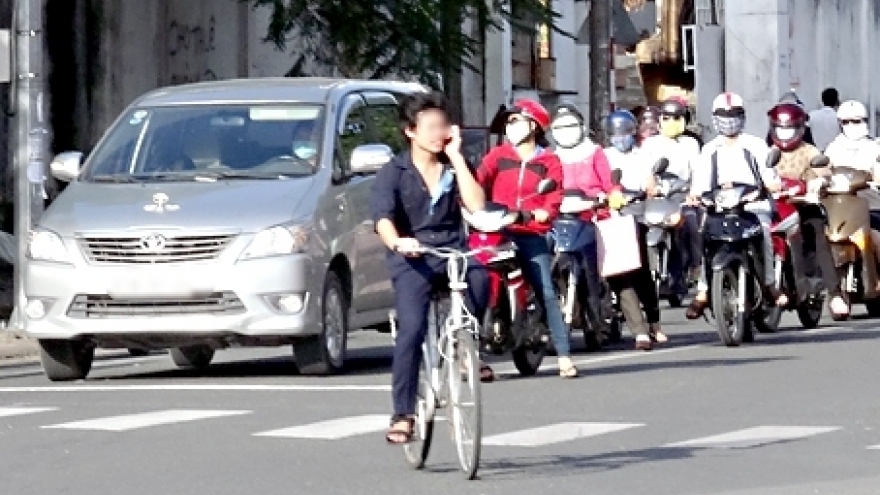 Đi xe đạp dùng điện thoại có bị phạt?