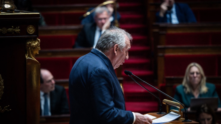 Thủ tướng bị bãi nhiệm - lời giải nào cho tình trạng rối ren trên chính trường Pháp?