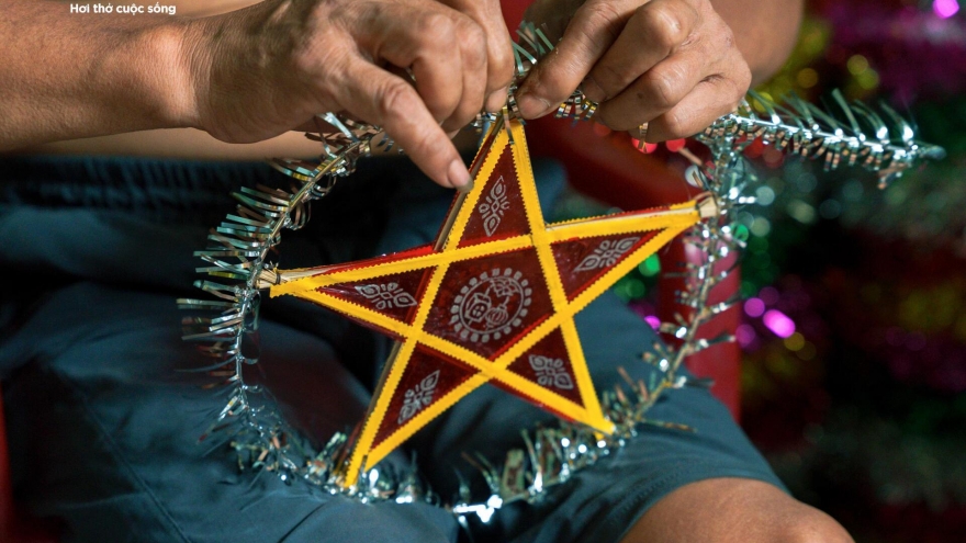 Lantern making village busy ahead of Mid-Autumn Festival