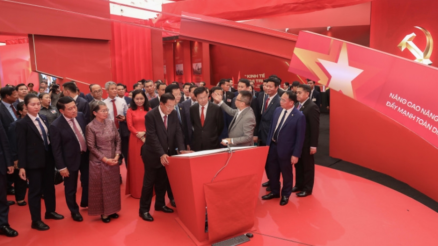 Lao, Cambodian leaders visit exhibition of Vietnam’s 80-year national achievements