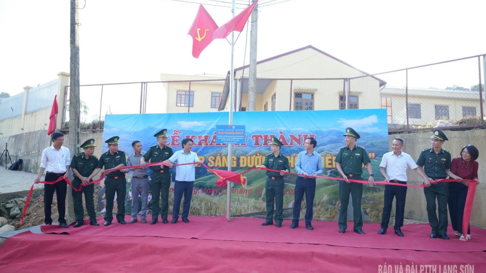 Khánh thành công trình "Thắp sáng đường thôn biên giới" ở Lạng Sơn