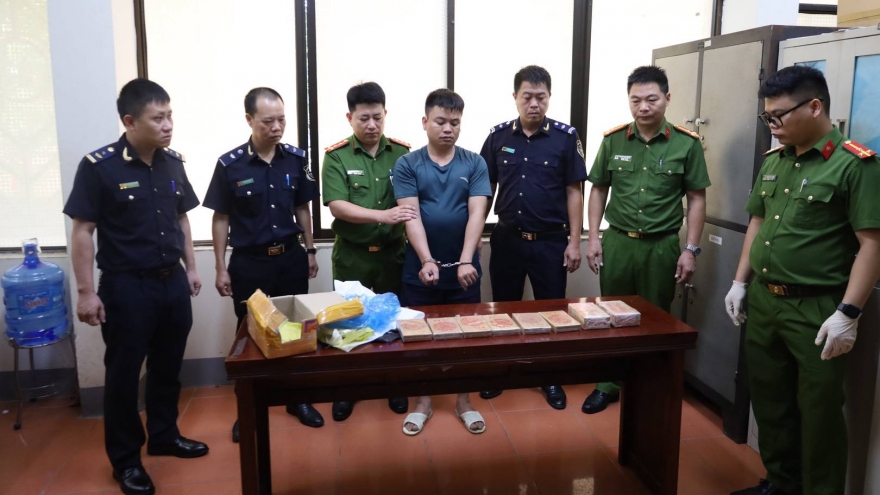 Mua 10 bánh heroin từ Lào về bán kiếm lời