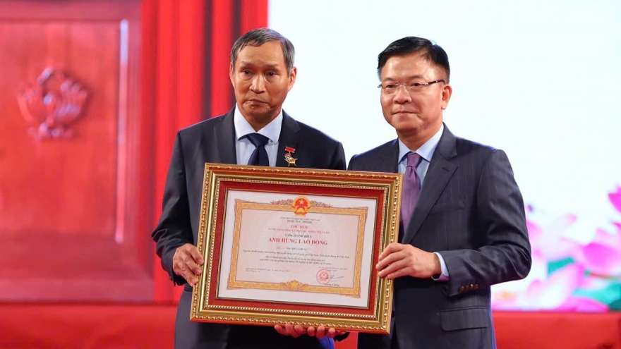 HLV Mai Đức Chung được trao danh hiệu Anh hùng Lao động