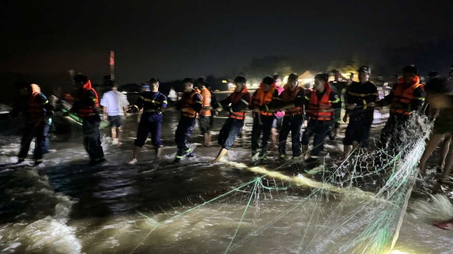 Nam sinh lớp 7 mất tích khi tắm biển trước giờ bão số 10 đổ bộ