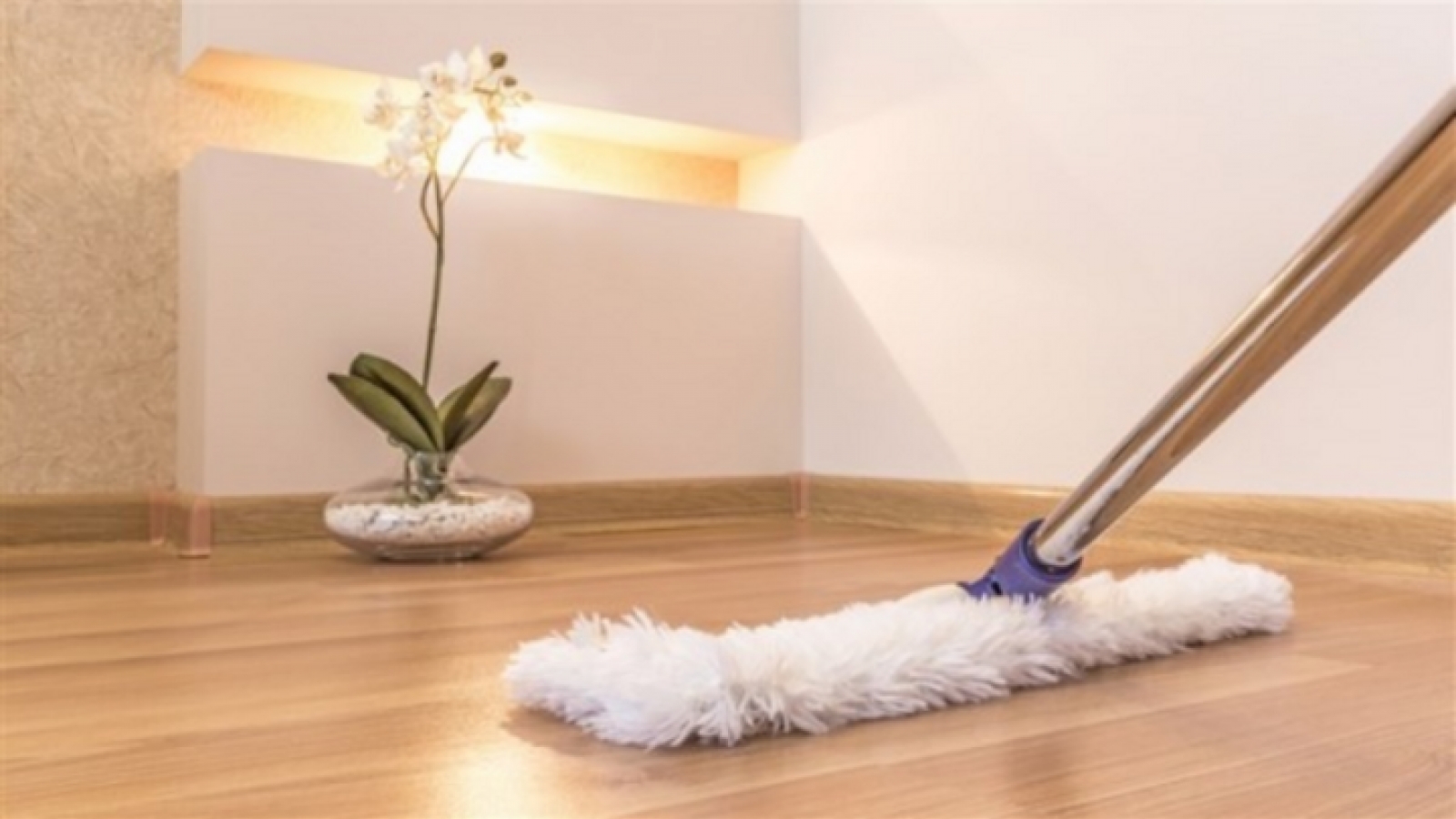 Mẹo lau sàn gỗ sạch được cả tháng
