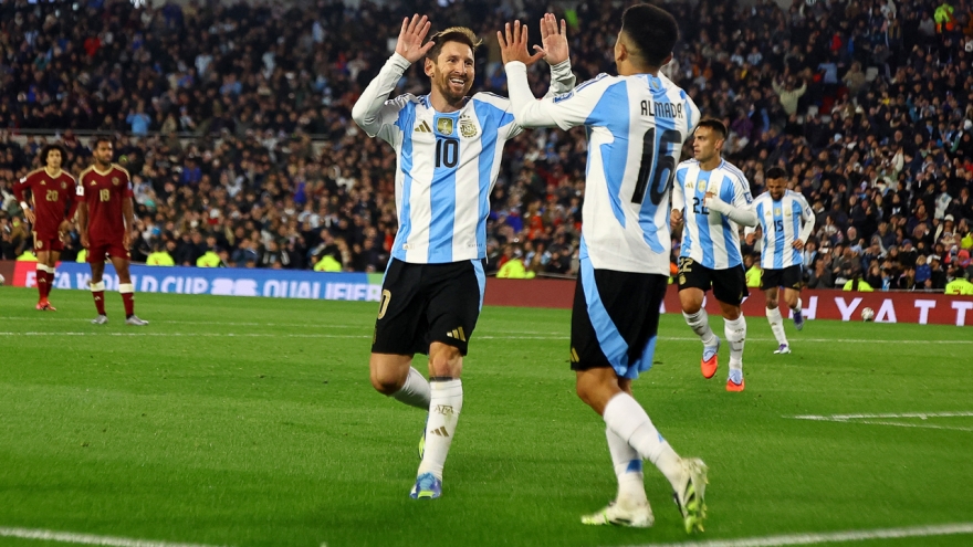 Messi toả sáng với cú đúp, Argentina thắng “ba sao”