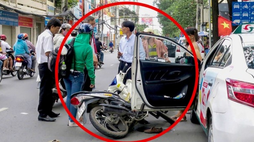 Mở cửa ô tô gây tai nạn có thể bị xử phạt hành chính lên tới 22 triệu đồng