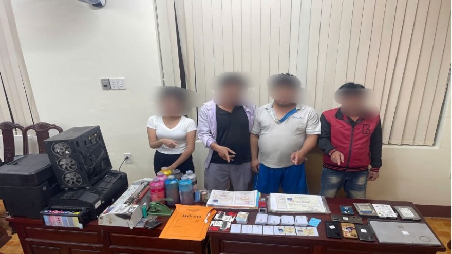 Bắt 5 đối tượng trong đường dây chuyên mua bán, làm giả giấy tờ