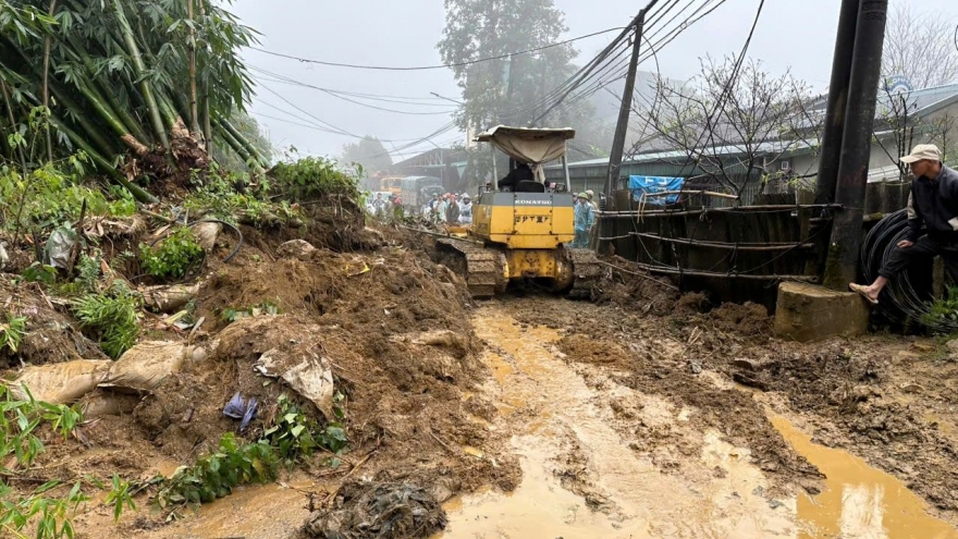 Mưa lũ gây sạt lở hàng loạt tuyến đường ở Lào Cai, chia cắt giao thông với Lai Châu